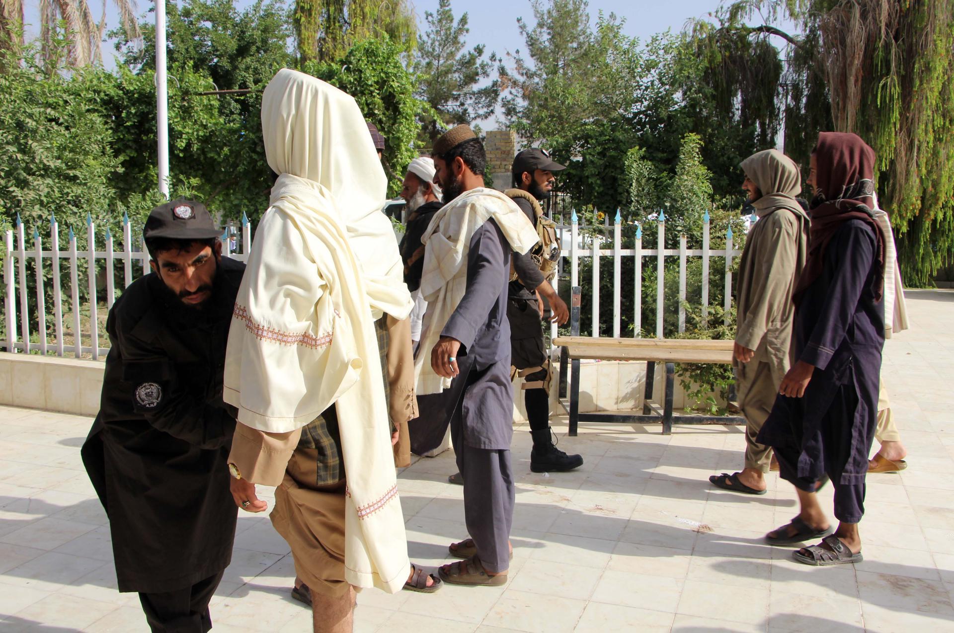 KANDAHAR (Afghanistan), 27/05/2026.- Taliban security officials check people arriving for a prayer service during the Muslim holiday of Eid al-Adha in Kandahar, Afghanistan, 27 May 2026. Eid al-Adha, also known as the Feast of Sacrifice, coincides with the annual Hajj pilgrimage to Mecca and is traditionally marked by the sacrifice of livestock and the distribution of meat among family, friends and those in need. (Afganistán, La meca) EFE/EPA/QUDRATULLAH RAZWAN