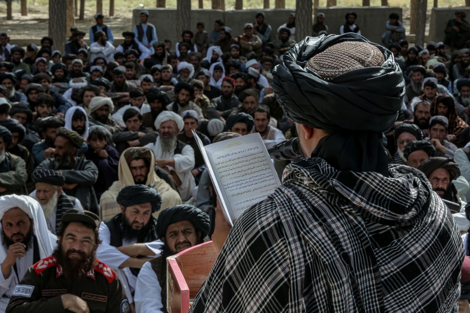 KABUL (Afghanistan), 27/05/2026.- Afghan Muslims perform prayers on the first day of Eid al-Adha in Kabul, Afghanistan, 27 May 2026. Eid al-Adha, also known as the Feast of Sacrifice, coincides with the annual Hajj pilgrimage to Mecca and is traditionally marked by the sacrifice of livestock and the distribution of meat among family, friends and those in need. (Afganistán, La meca) EFE/EPA/SAMIULLAH POPAL