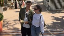 Alexandra de Hannover junto a su novio dando un paseo.