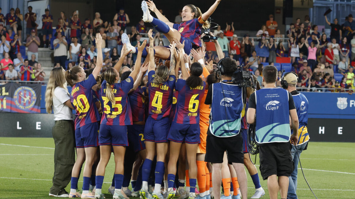 BARCELONA, 27/05/2026.- La centrocampista y capitana del FC Barcelona Alexia Putellas, que abandona el FC Barcelona, es manteada por sus compañeras al finalizar el encuentro disputado entre el Barcelona y la Real Sociedad, correspondiente a la jornada 29 de la Liga F, este miércoles en el estadio Johan Cruyff de Barcelona. EFE/ Marta Pérez