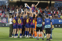 BARCELONA, 27/05/2026.- La centrocampista y capitana del FC Barcelona Alexia Putellas, que abandona el FC Barcelona, es manteada por sus compañeras al finalizar el encuentro disputado entre el Barcelona y la Real Sociedad, correspondiente a la jornada 29 de la Liga F, este miércoles en el estadio Johan Cruyff de Barcelona. EFE/ Marta Pérez