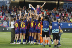 BARCELONA, 27/05/2026.- La centrocampista y capitana del FC Barcelona Alexia Putellas, que abandona el FC Barcelona, es manteada por sus compañeras al finalizar el encuentro disputado entre el Barcelona y la Real Sociedad, correspondiente a la jornada 29 de la Liga F, este miércoles en el estadio Johan Cruyff de Barcelona. EFE/ Marta Pérez