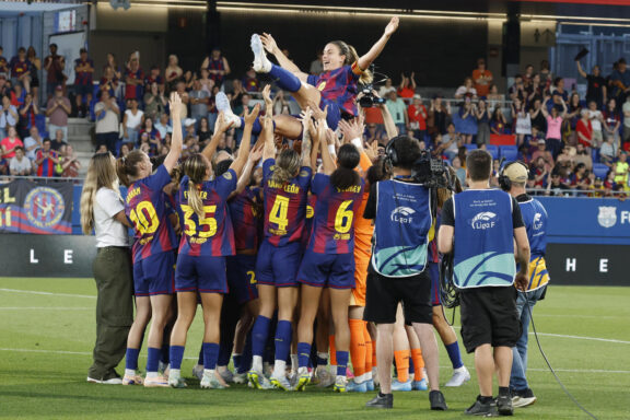 BARCELONA, 27/05/2026.- La centrocampista y capitana del FC Barcelona Alexia Putellas, que abandona el FC Barcelona, es manteada por sus compañeras al finalizar el encuentro disputado entre el Barcelona y la Real Sociedad, correspondiente a la jornada 29 de la Liga F, este miércoles en el estadio Johan Cruyff de Barcelona. EFE/ Marta Pérez