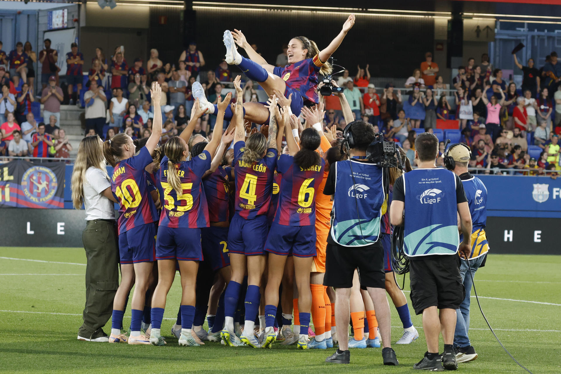 BARCELONA, 27/05/2026.- La centrocampista y capitana del FC Barcelona Alexia Putellas, que abandona el FC Barcelona, es manteada por sus compañeras al finalizar el encuentro disputado entre el Barcelona y la Real Sociedad, correspondiente a la jornada 29 de la Liga F, este miércoles en el estadio Johan Cruyff de Barcelona. EFE/ Marta Pérez