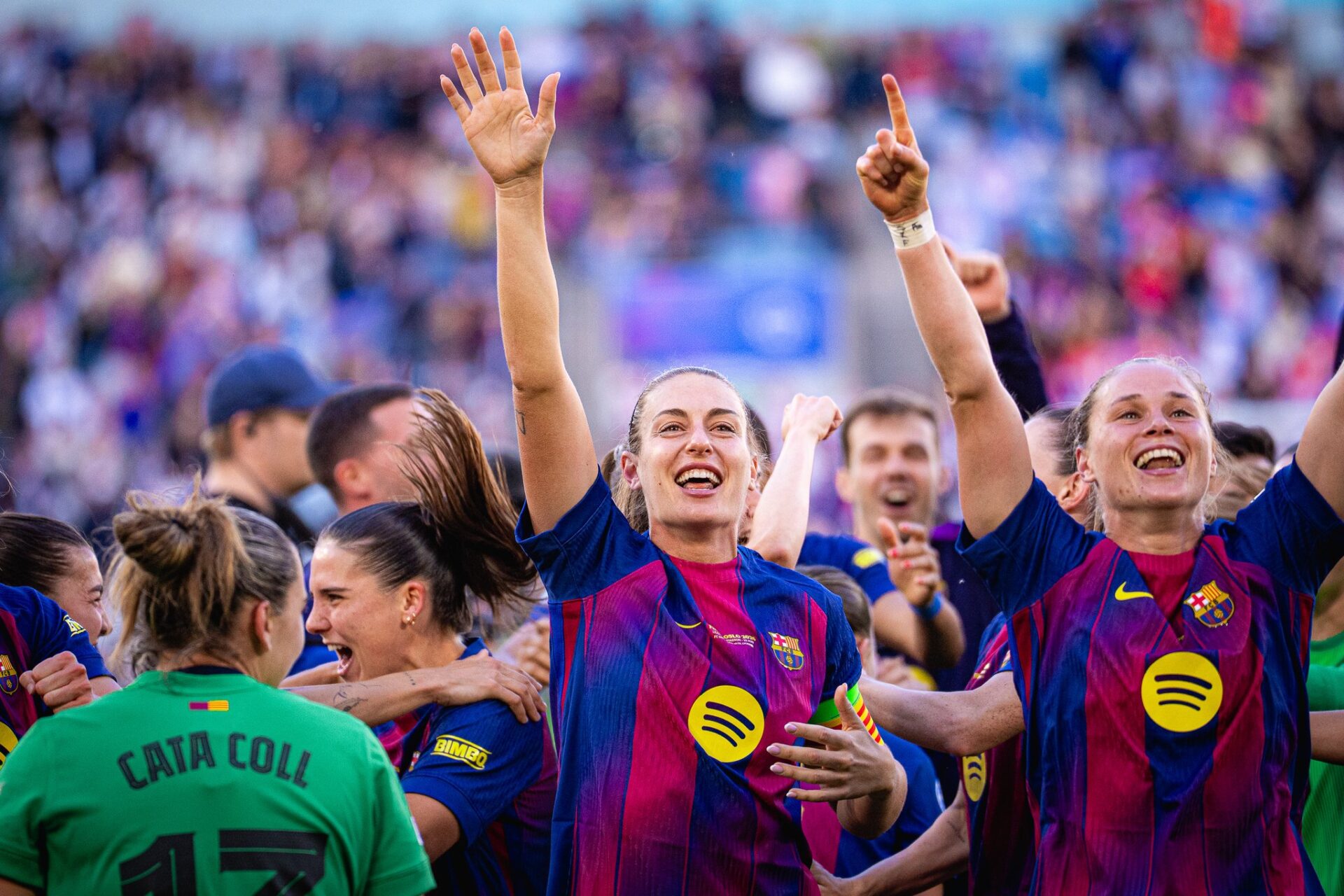 Alexia Putellas y Ewa Pajor celebrando la victoria ante el Olympique Lyonnais en la final de la Champions League
