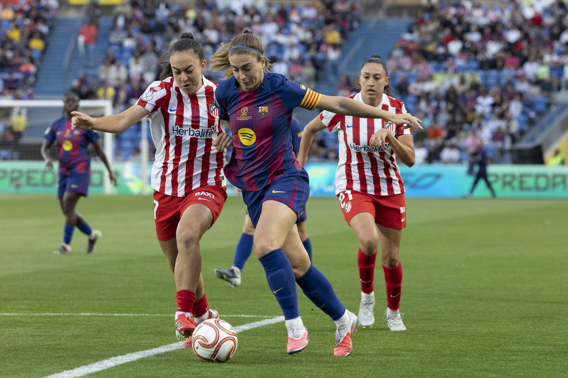 LAS PALMAS DE GRAN CANARIA, 16/05/2026.- La jugadora del Atlético de Madrid, Natalia Peñalvo (i) y la centrocampista del FC Barcelona Alexia Putellas durante la final de la Copa de la Reina de fútbol que disputan este sábado, en el estadio de Gran Canaria. EFE/ Quique Curbelo