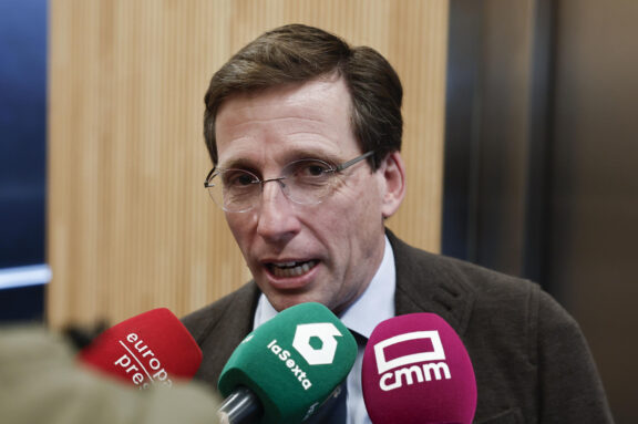 MADRID, 13/05/2026.- El alcalde de Madrid, José Luis Martínez Almeida, atiende a la prensa durante eu participación en el Foro ABC este miércoles en Madrid. EFE/ Sergio Perez