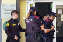 GRAFCAT2891. MARTORELL (BARCELONA), 19/05/2026.- Jonathan Andic (2d), hijo del fundador de Mango, Isak Andic, sale de los juzgados de Martorell (Barcelona) tras comparecer ante la jueza que instruye la causa por la muerte del empresario, tras ser detenido esta mañana por los Mossos d'Esquadra. EFE/Alejandro García