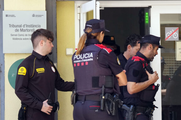 GRAFCAT2891. MARTORELL (BARCELONA), 19/05/2026.- Jonathan Andic (2d), hijo del fundador de Mango, Isak Andic, sale de los juzgados de Martorell (Barcelona) tras comparecer ante la jueza que instruye la causa por la muerte del empresario, tras ser detenido esta mañana por los Mossos d'Esquadra. EFE/Alejandro García