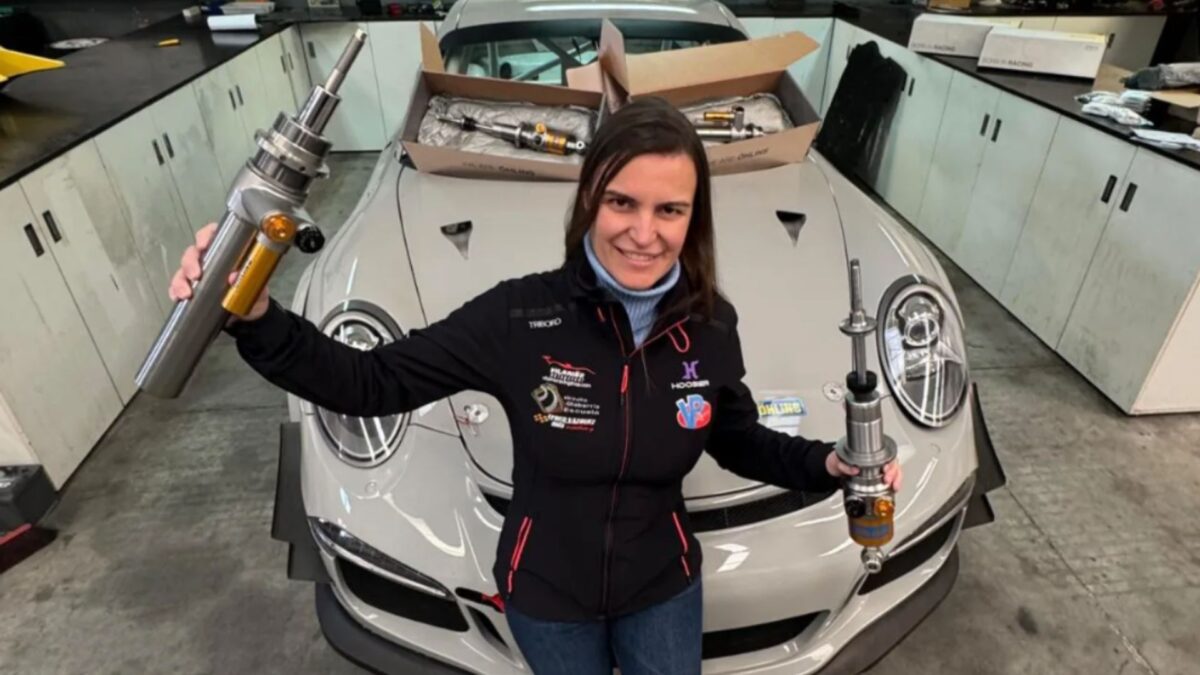 La piloto Ángela Vilariño posa con el Porsche con el que volverá a competir