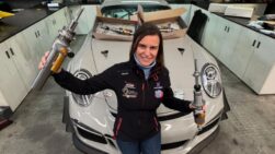 La piloto Ángela Vilariño posa con el Porsche con el que volverá a competir