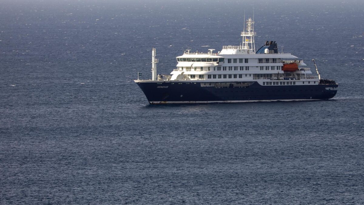 Praia (Cape Verde), 04/05/2026.- Dutch cruise ship MV Hondius is anchored off the coast of the city of Praia on the island of Santiago, Cape Verde, 04 May 2026, after three people died onboard from an acute respiratory syndrome. The World Health Organization (WHO) reported one confirmed case and five additional suspected cases of hantavirus infection on the vessel sailing in the Atlantic Ocean. Three of those affected have died and one is currently in intensive care in South Africa. (Cabo Verde, Sudáfrica) EFE/EPA/ELTON MONTEIRO