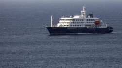 Praia (Cape Verde), 04/05/2026.- Dutch cruise ship MV Hondius is anchored off the coast of the city of Praia on the island of Santiago, Cape Verde, 04 May 2026, after three people died onboard from an acute respiratory syndrome. The World Health Organization (WHO) reported one confirmed case and five additional suspected cases of hantavirus infection on the vessel sailing in the Atlantic Ocean. Three of those affected have died and one is currently in intensive care in South Africa. (Cabo Verde, Sudáfrica) EFE/EPA/ELTON MONTEIRO