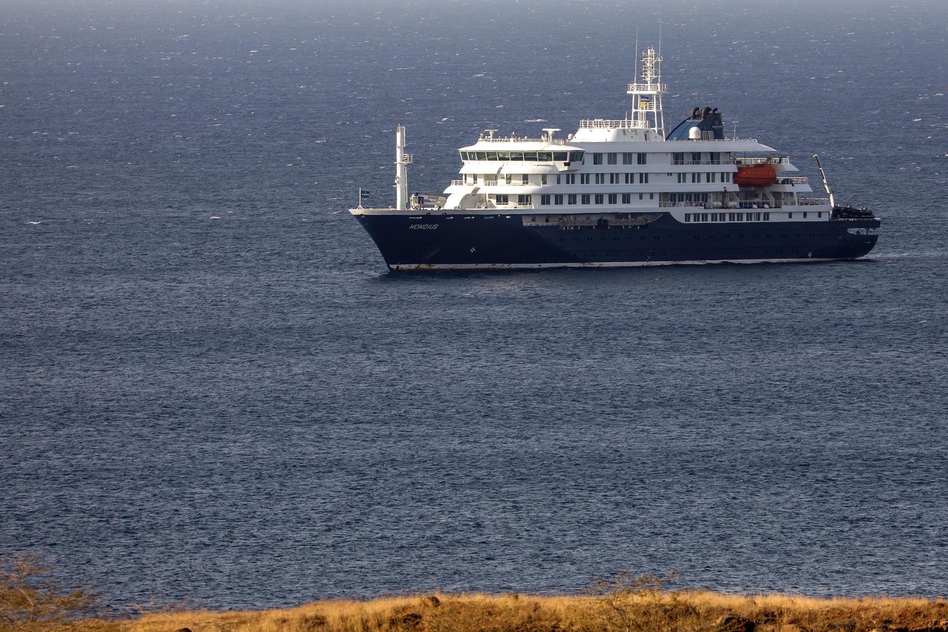 Praia (Cape Verde), 04/05/2026.- Dutch cruise ship MV Hondius is anchored off the coast of the city of Praia on the island of Santiago, Cape Verde, 04 May 2026, after three people died onboard from an acute respiratory syndrome. The World Health Organization (WHO) reported one confirmed case and five additional suspected cases of hantavirus infection on the vessel sailing in the Atlantic Ocean. Three of those affected have died and one is currently in intensive care in South Africa. (Cabo Verde, Sudáfrica) EFE/EPA/ELTON MONTEIRO
