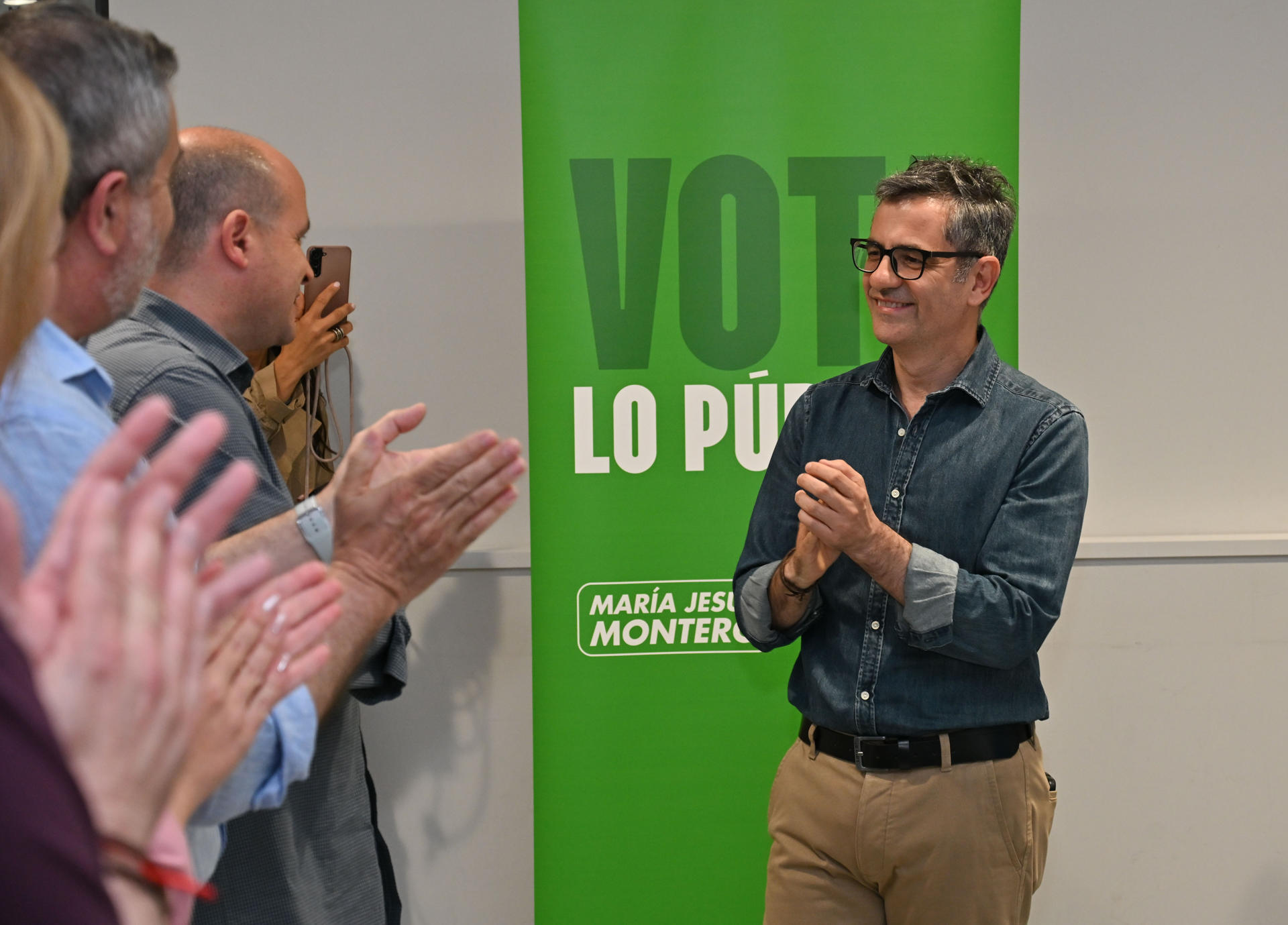ROQUETAS DE MAR (ALMERÍA), 06/05/2026.- El ministro de presidencia, Félix Bolaños, participa en un acto electoral con militantes del partido socialista en Roquetas de Mar (Almería), en el que ha sugerido este miércoles que el presidente de la Junta de Andalucía, Juanma Moreno, ha adelantado las elecciones autonómicas al próximo 17 de mayo para evitar que las declaraciones de los 43 imputados vinculados al PP en el caso 'Mascarillas' de la Diputación de Almería coincidan con la campaña electoral. EFE/ Carlos Barba
