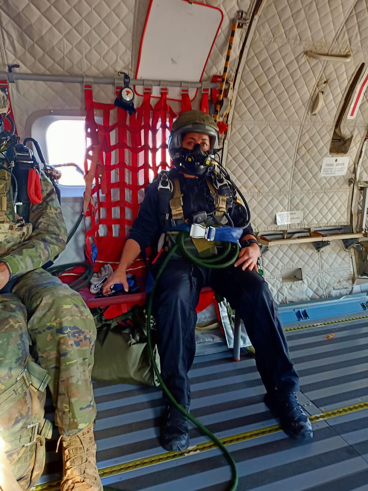 La Brigada Amat en el interior de un avión con la compañía de lanzamiento antes del salto.