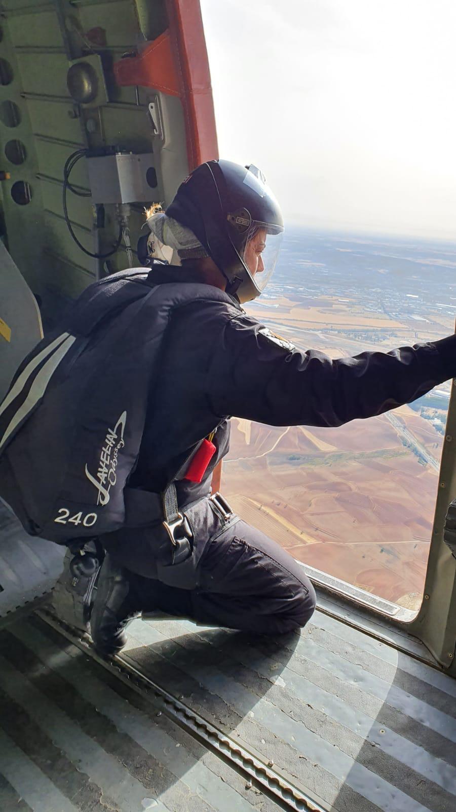 Brigada Amat asomada a una de las puertas del avión antes del lanzamiento.