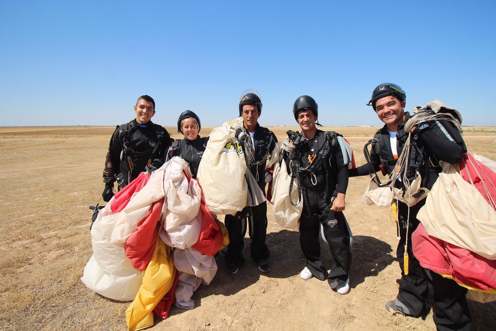 La Brigada Amat y sus compañeros tras tomar tierra.