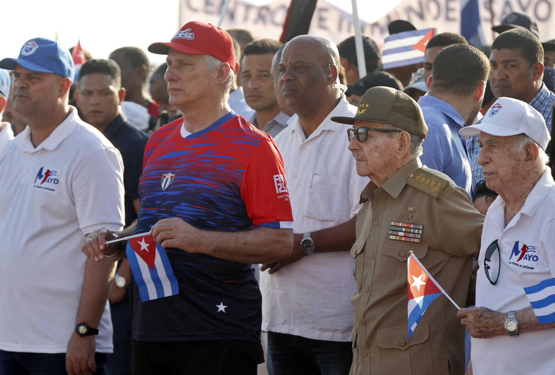 AME8301. LA HABANA (CUBA), 01/05/2026.- El expresidente de Cuba Raúl Castro (2-d), junto al presidente Miguel Diaz-Canel (2-i), asisten a la conmemoración del Día Internacional del Trabajo este viernes, en La Habana (Cuba). Cuba celebra el primero de mayo con el foco puesto en las presiones de EE.UU. a la isla y la amenaza de una posible intervención militar, como lo evidencia el lema de las actividades oficiales "La patria se defiende". EFE/ Ernesto Mastrascusa