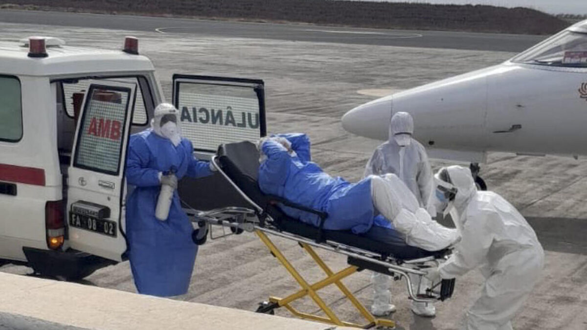 PRAIA, 06/05/2026.- Fotografía publicada en la red social X por el director General de la Organización Mundial de la Salud (OMS), Tedros Adhanom, de la evacuación de tres pacientes sospechosos de casos de hantavirus del barco para recibir atención médica en los Países Bajos en coordinación con el operador del barco y las autoridades nacionales de Cabo Verde, el Reino Unido, España y los Países Bajos. EFE/ Tedros Adhanom Via X SOLO USO EDITORIAL/SOLO DISPONIBLE PARA ILUSTRAR LA NOTICIA QUE ACOMPAÑA (CRÉDITO OBLIGATORIO)
