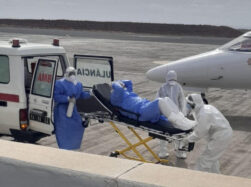 PRAIA, 06/05/2026.- Fotografía publicada en la red social X por el director General de la Organización Mundial de la Salud (OMS), Tedros Adhanom, de la evacuación de tres pacientes sospechosos de casos de hantavirus del barco para recibir atención médica en los Países Bajos en coordinación con el operador del barco y las autoridades nacionales de Cabo Verde, el Reino Unido, España y los Países Bajos. EFE/ Tedros Adhanom Via X SOLO USO EDITORIAL/SOLO DISPONIBLE PARA ILUSTRAR LA NOTICIA QUE ACOMPAÑA (CRÉDITO OBLIGATORIO)
