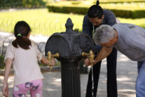 MADRID, 29/05/2026.- Varias personas se refrescan en una fuente durante una jornada de altas temperaturas registradas en la capital. El calor intenso marcará de nuevo este viernes con termómetros que podrían alcanzar 40 grados en el sur peninsular y un tiempo "anómalo" que persistirá durante el fin de semana salvo en las comunidades cantábricas, donde las temperaturas bajarán progresivamente, con alguna tormenta en zonas de montaña. EFE/ Mariscal