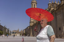 ZARAGOZA, 29/05/2026.- Una mujer se protege del sol con una sombrilla en la plaza del Pilar de Zaragoza, donde las temperaturas rozaron este viernes valores históricos para finales de mayo. EFE/ Toni Galán