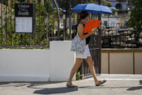 SEVILLA, 28/05/2026.- Una turista se protege del sol con una sombrilla mientras se abanica hoy jueves en la calle Betis en Sevilla. España volverá a vivir este jueves otra jornada sofocante, marcada por temperaturas "extraordinariamente altas, más propia de pleno verano" en amplias zonas del país, con termómetros que superarán de forma generalizada los 34/36 grados en el suroeste y nordeste peninsular y hasta 38 grados en los valles del Guadiana, Guadalquivir y Ebro. EFE/ Julio Muñoz