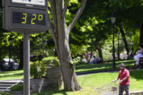 Oviedo.26/05/2026.-Vista de un termómetro este martes en el centro de Oviedo. España sigue en modo verano: máximas de hasta 39 grados en una nueva jornada de calor. España continuará este martes inmersa en un ambiente plenamente veraniego, con temperaturas máximas extraordinariamente altas para la época del año en casi todo el país.-EFE/ Eloy Alonso