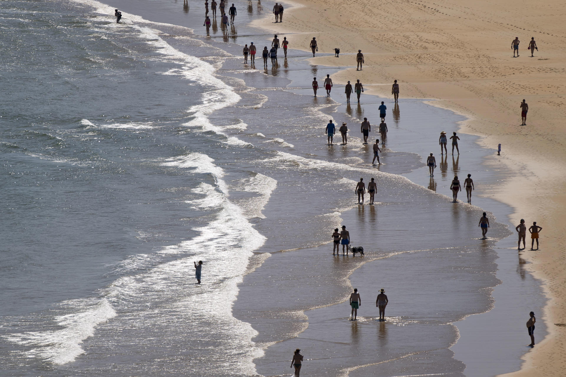 -CORRECCIÓN: CORRIGE AUTOR- SUANCES, 26/05/2026.- Varias personas pasean por la playa en la localidad cántabra de Suances durante una jornada de intenso calor. El Gobierno de Cantabria ha activado la alerta roja por calor en la costa cántabra, los valles interiores y Valle de Villaverde, mientras que mantiene la naranja en Liébana. EFE/ Pedro Puente Hoyos
