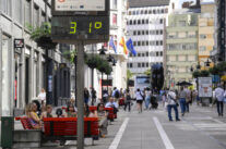 OVIEDO, 21/05/2026.- Vista de un termómetro que marca 31 grados este jueves, en Oviedo. Asturias ha registrado este jueves temperaturas máximas de hasta 34,2 grados, según los registros de la Agencia Estatal de Meteorología (Aemet), que para mañana, viernes, ha emitido un aviso amarillo por calor que afectará a la central, los valles mineros, la cordillera y los Picos de Europa. En la jornada de hoy se han registrado máximas de 34,2 grados en Oviedo; de 34 en Mieres; de 33,9 en Amieva; de 33,7 en Salas, y de 33,6 en Piloña. EFE/ Eloy Alonso