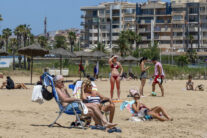 MELILLA, 20/05/2026.- Varias personas disfrutan de las agradables temperaturas este miércoles en la playa de Los Cárabos, en Melilla. EFE/ Giner