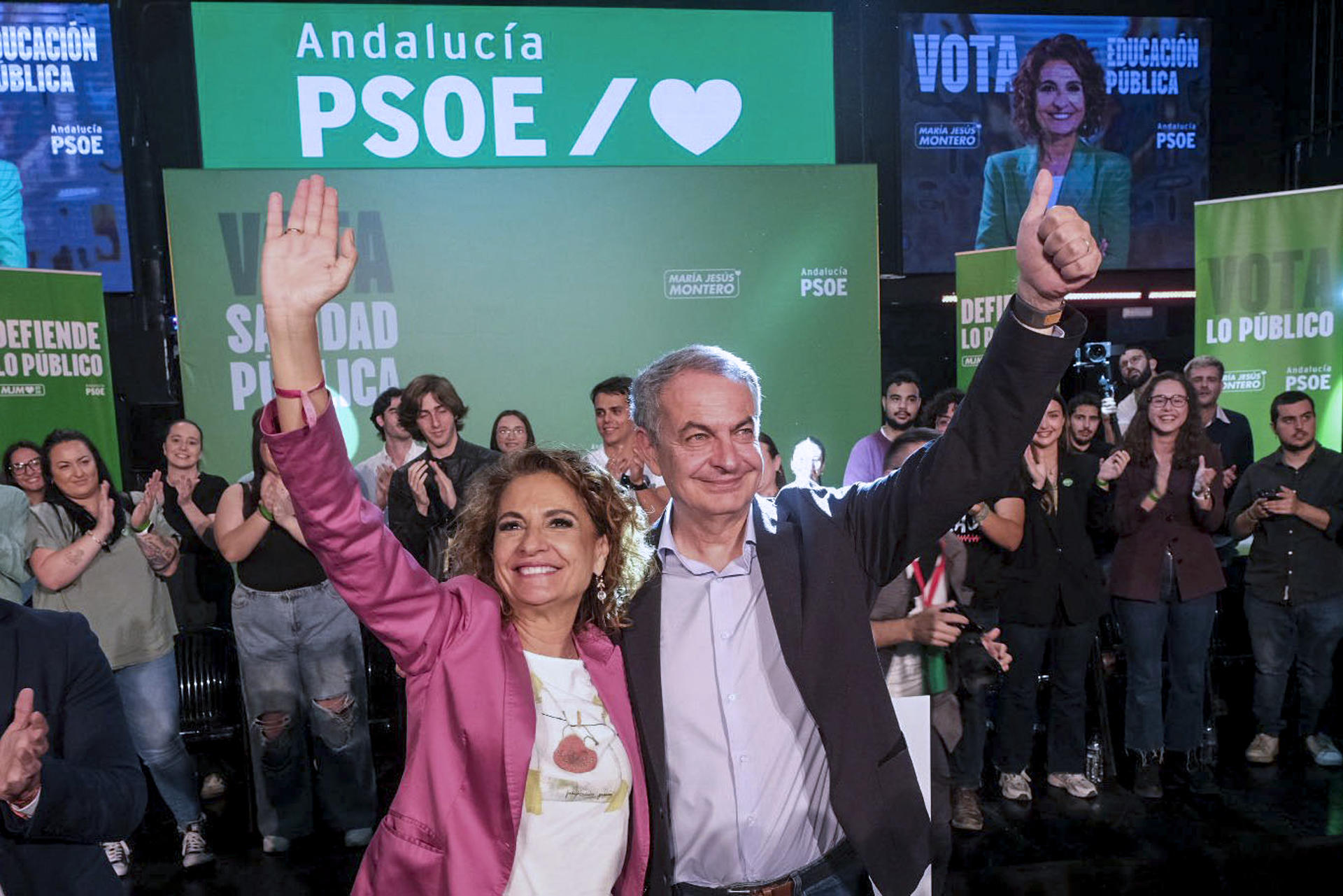 CÁDIZ, 14/05/2026.- La candidata a la presidencia de la Junta de Andalucía y secretaria general del PSOE-A, María Jesús Montero (i), junto al expresidente del Gobierno José Luis Rodríguez Zapatero (d), participan este jueves en Cádiz en un acto de campaña para las elecciones autonómicas. EFE/ Román Ríos