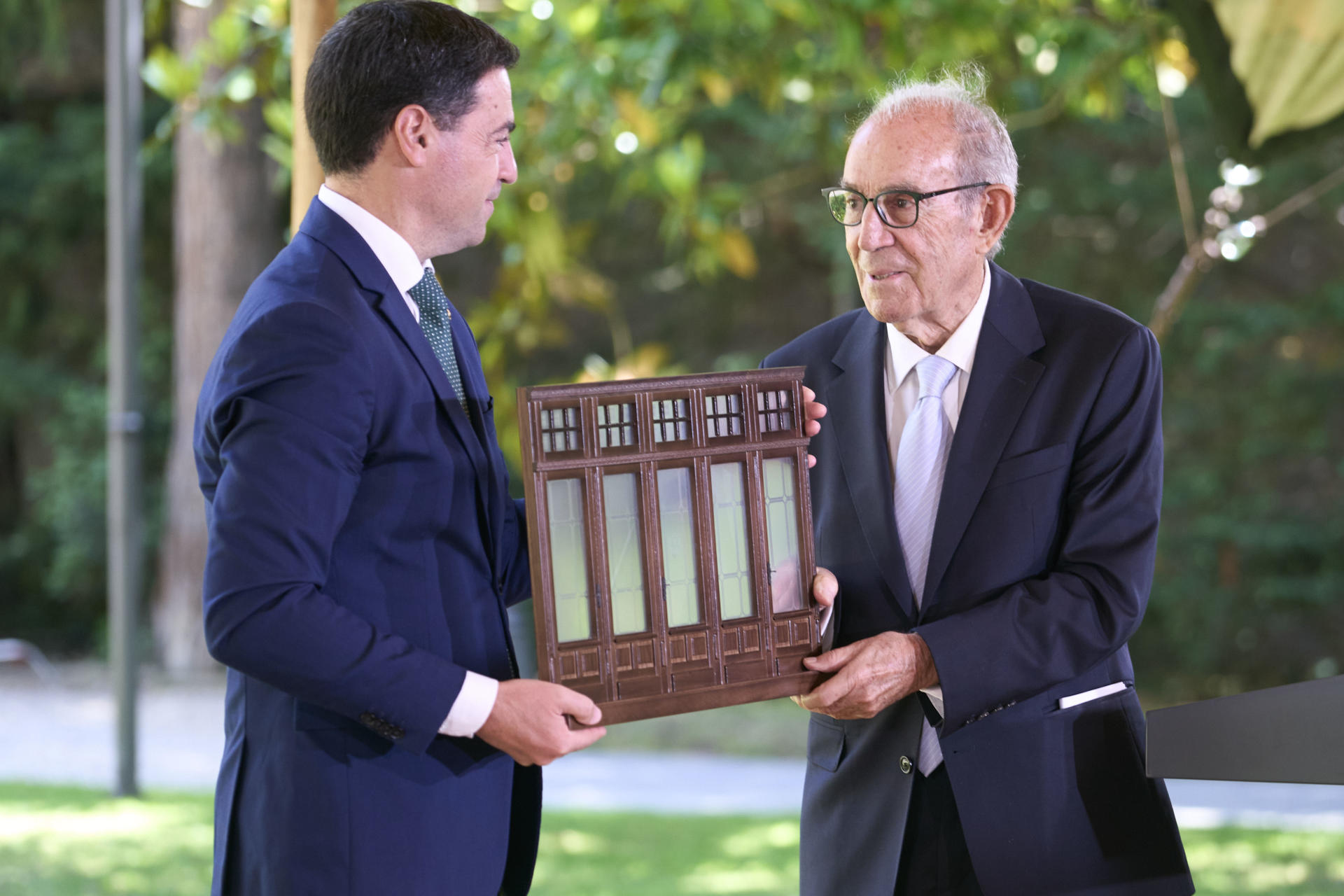 GRAFCAV8841. VITORIA, 16/06/2025.-El lehendakari Imano Pradales, obsequia a su homólogo Carlos Garaikoetxea, donde ha recordado hoy las dificultades que afrontó el primer Gobierno Vasco de la democracia que presidió a partir de 1980, pero ha resaltado que Euskadi es una sociedad "valiente y trabajadora" que ha superado los retos y, "unidos y con respeto a la pluralidad", los superará en el futuro. EFE / L. Rico