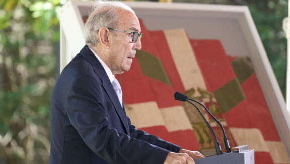 GRAFCAV8844. VITORIA, 16/06/2025.-El lehendakari Carlos Garaikoetxea, durante su intervención donde ha recordado hoy las dificultades que afrontó el primer Gobierno Vasco de la democracia que presidió a partir de 1980, pero ha resaltado que Euskadi es una sociedad "valiente y trabajadora" que ha superado los retos y, "unidos y con respeto a la pluralidad", los superará en el futuro. EFE / L. Rico
