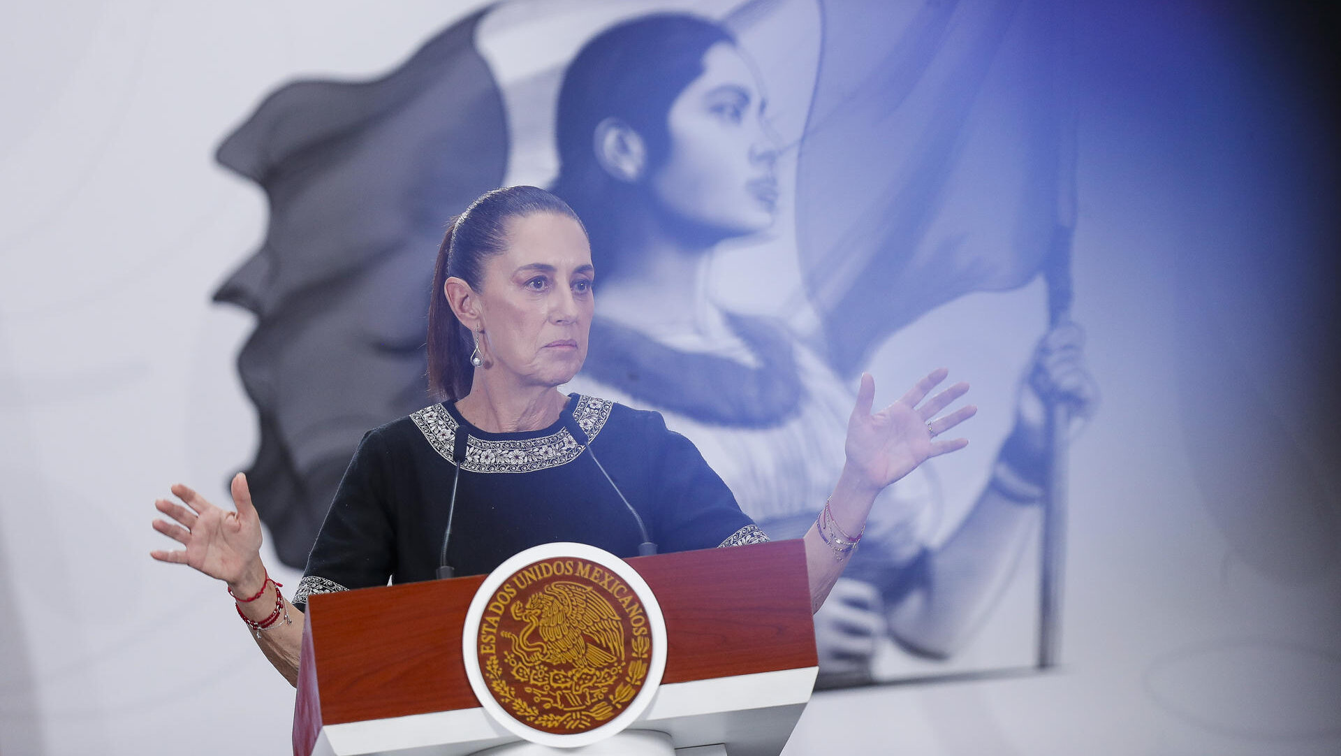 MEX2111. CIUDAD DE MÉXICO (MÉXICO), 07/05/2026.- La presidenta de México, Claudia Sheinbaum, habla durante una rueda de prensa este jueves, en el Palacio Nacional en Ciudad de México (México). Sheinbaum, defendió que en México hay libertad y democracia, tras declaraciones de la presidenta de la Comunidad de Madrid, Isabel Díaz Ayuso en su visita en el país, a la vez que volvió a arremeter contra los defensores de la conquista española en México. EFE/ Isaac Esquivel