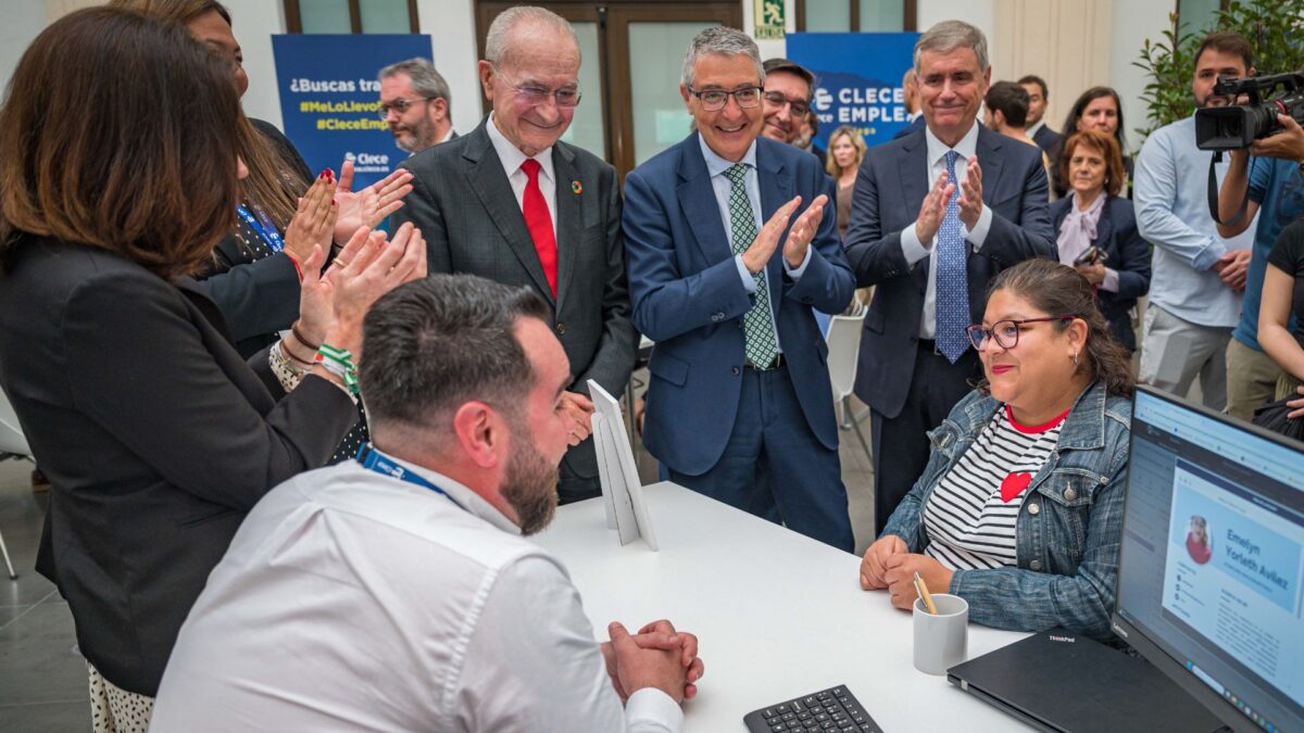 Una candidata tras firmar su contrato de trabajo.