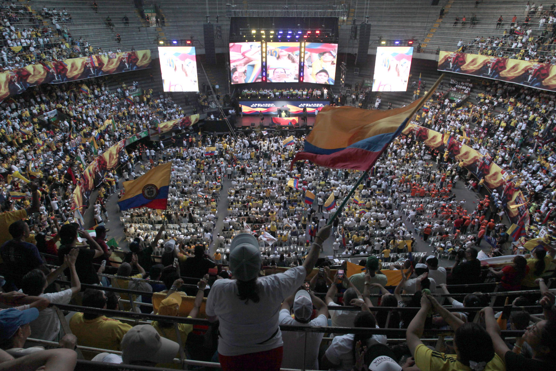 MEDELLÍN (COLOMBIA), 24/05/2026.- Simpatizantes del candidato a la Presidencia de Colombia Abelardo de la Espriella asisten a su cierre de campaña este domingo, en Medellín (Colombia). Los tres principales candidatos a la Presidencia de Colombia cerraron sus campañas con multitudinarios mítines en los que buscaron convencer a los indecisos de votar por ellos el próximo domingo 31 de mayo, día de la primera vuelta de las elecciones para suceder al actual mandatario, Gustavo Petro. EFE/ STR