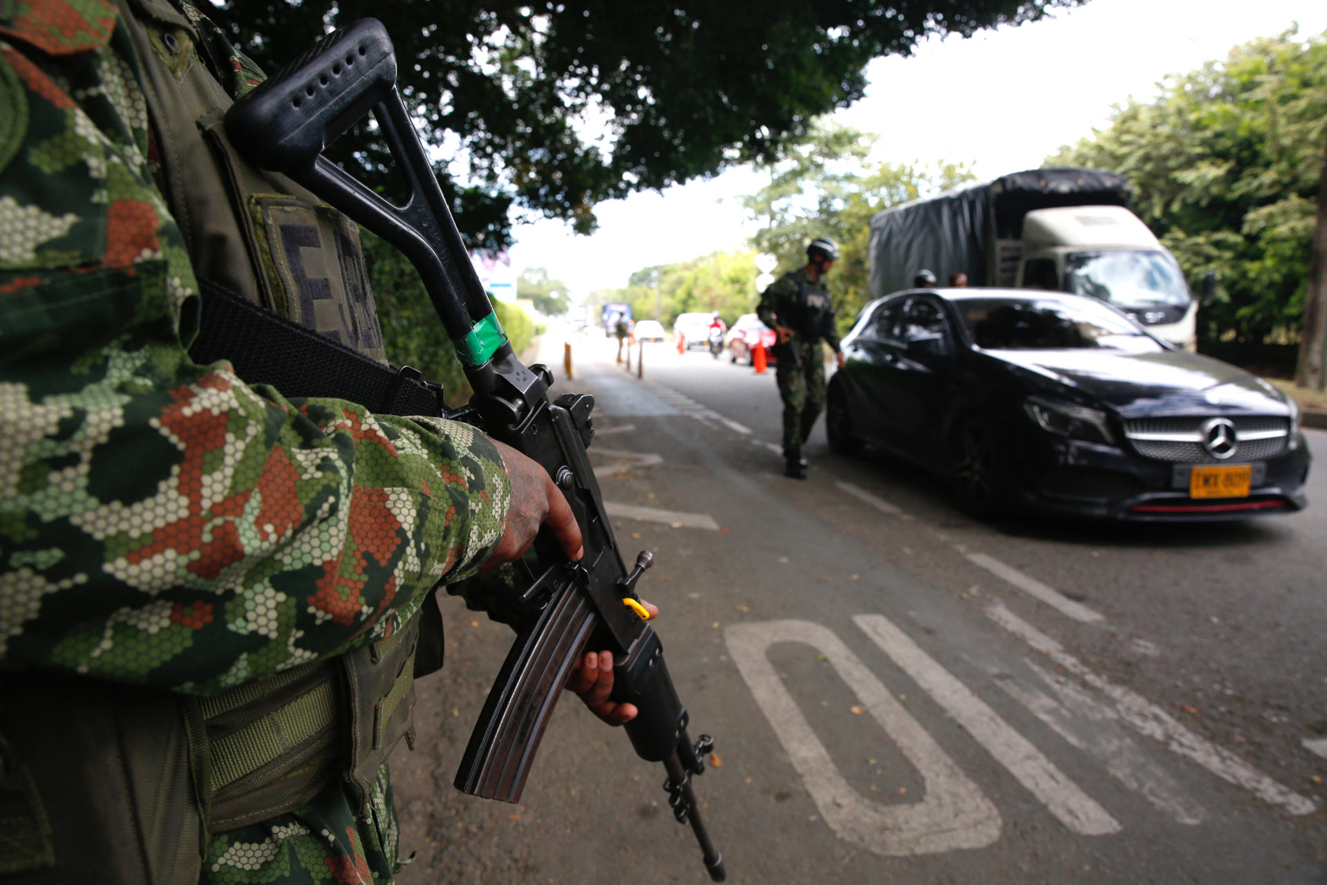 AME5659. CALI (COLOMBIA), 27/05/2026.- Integrantes de las Fuerzas Militares de Colombia custodian en un operativo de seguridad este miércoles, en Cali (Colombia). La campaña para la primera vuelta de las elecciones presidenciales del próximo domingo en Colombia ha estado marcada por una profunda división entre izquierda y derecha pero los principales candidatos tienen coincidencias en algunos aspectos que van más allá de lo político. EFE/ Ernesto Guzman Jr