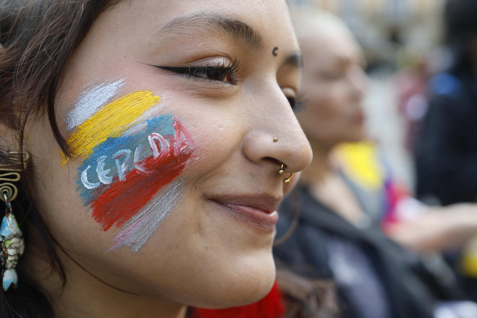 FOTODELDÍA AME4237. BOGOTÁ (COLOMBIA), 22/05/2026.- Una simpatizante del candidato a la Presidencia de Colombia por el partido Pacto Histórico, Iván Cepeda, asiste a su cierre de campaña este viernes, en Bogotá (Colombia). EFE/ Carlos Ortega