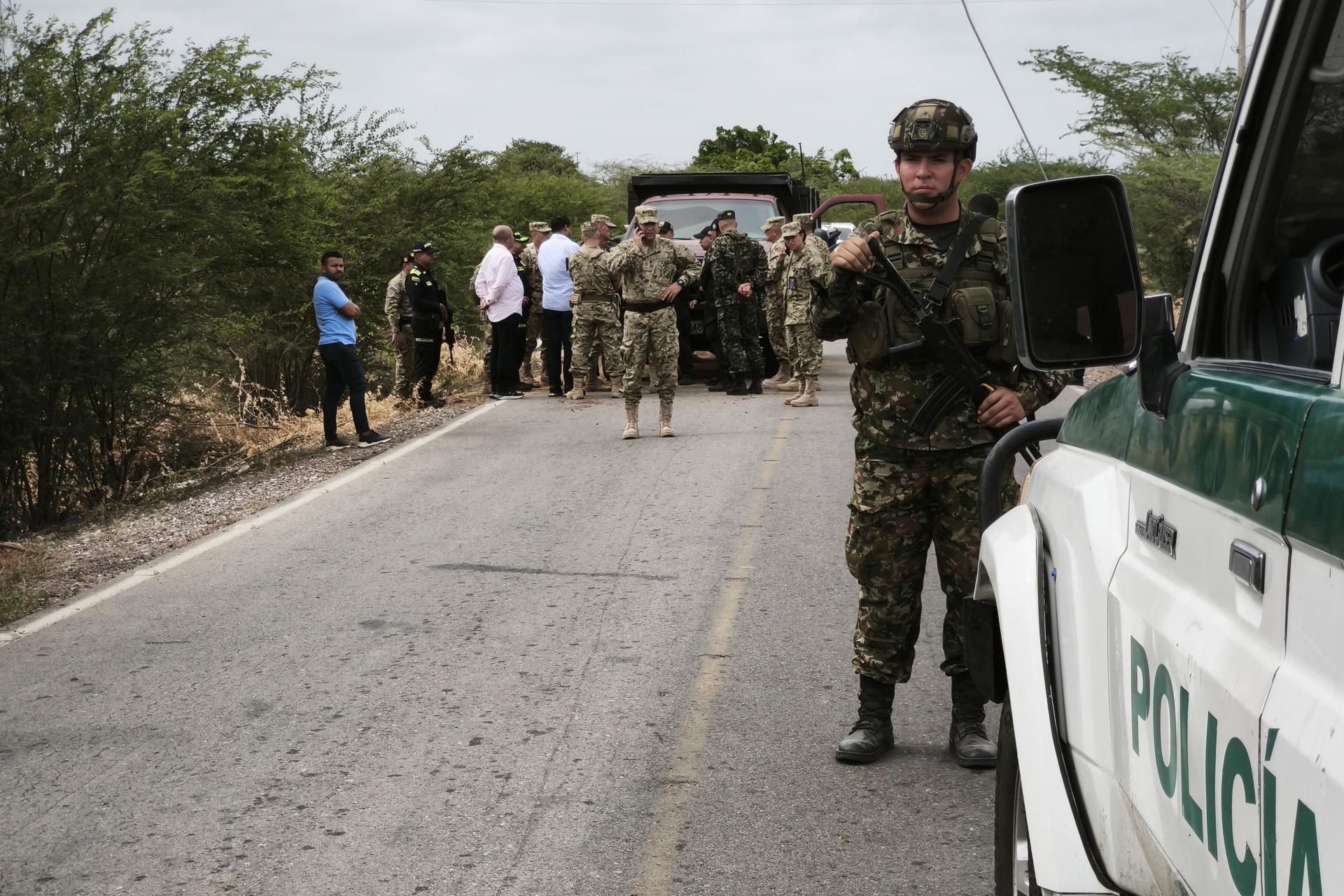RIOHACHA (Colombia), 27/05/2026.- Members of the Armed Forces conduct a security check on a highway in Riohacha, La Guajira, Colombia, 27 May 2026. At least 12 soldiers were wounded in the blast, which military authorities attributed to the National Liberation Army (ELN) guerrilla group. Colombia's presidential election is scheduled for 31 May 2026. (Elecciones) EFE/EPA/JUDICIALES GUAJIRA OFICIAL