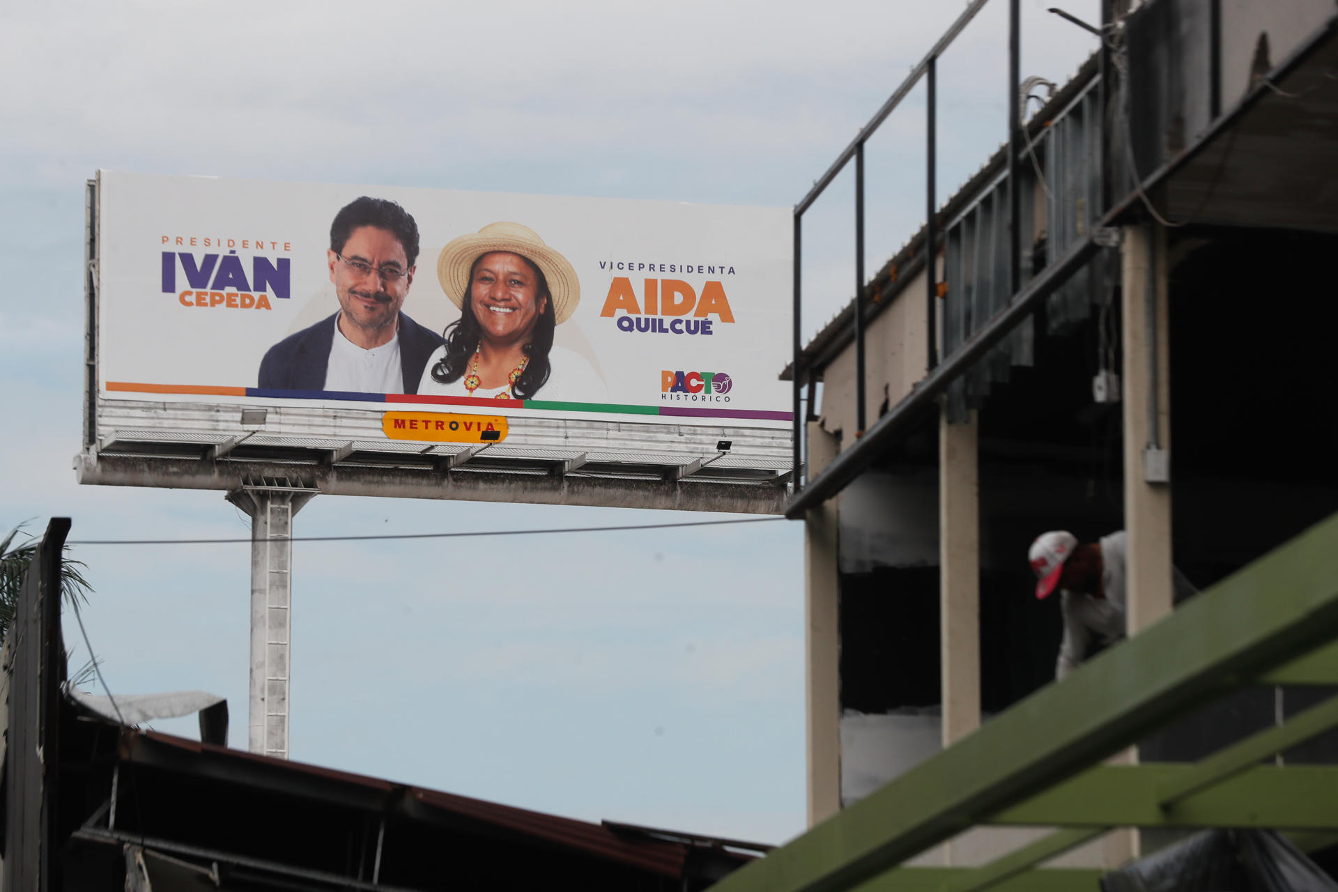 AME5659. CALI (COLOMBIA), 27/05/2026.- Fotografía que muestra una valla del candidato a la Presidencia de Colombia por el partido Pacto Histórico, Iván Cepeda, y la candidata a la vicepresidencia, Aida Quilcue, este miércoles en Cali (Colombia). La campaña para la primera vuelta de las elecciones presidenciales del próximo domingo en Colombia ha estado marcada por una profunda división entre izquierda y derecha pero los principales candidatos tienen coincidencias en algunos aspectos que van más allá de lo político. EFE/ Ernesto Guzman Jr