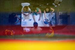 MADRID, 31/05/2026.- Casi 308.000 colombianos están inscritos para votar hasta este domingo en más de una veintena de puestos de votación en España en la primera vuelta presidencial de Colombia. En la imagen, el Pabellón satélite de la Casa de Campo en Madrid. EFE/Borja Sánchez Trillo