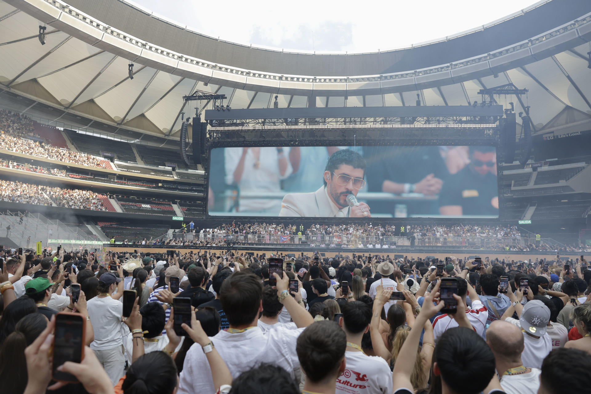 MADRID, 30/05/2026.- Asistentes al concierto del cantante y compositor puertorriqueño Bad Bunny este sábado en el estadio Metropolitano, en Madrid. EFE/ Juanjo Martín