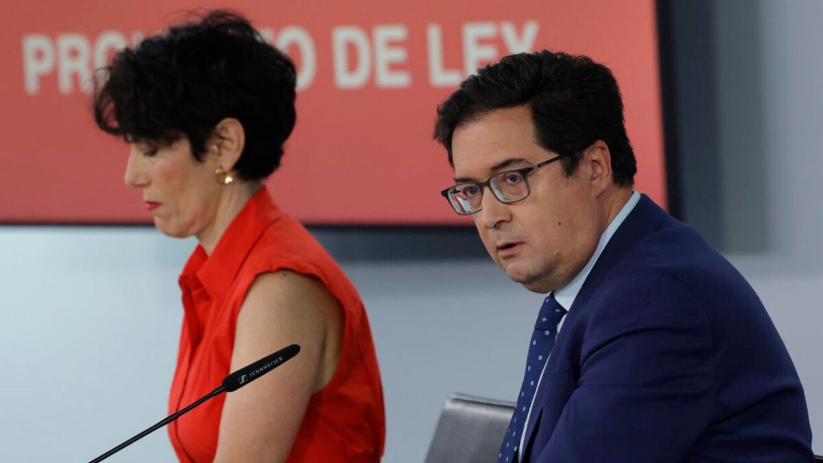 El ministro para la Transformación Digital y de la Función Pública, Óscar López, durante la rueda de prensa convocada tras la reunión semanal del Consejo de Ministros, este martes, en el complejo del Palacio de la Moncloa. EFE/ Zipi