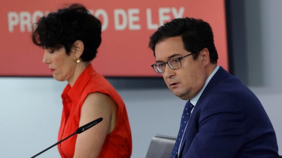 El ministro para la Transformación Digital y de la Función Pública, Óscar López, durante la rueda de prensa convocada tras la reunión semanal del Consejo de Ministros, este martes, en el complejo del Palacio de la Moncloa. EFE/ Zipi