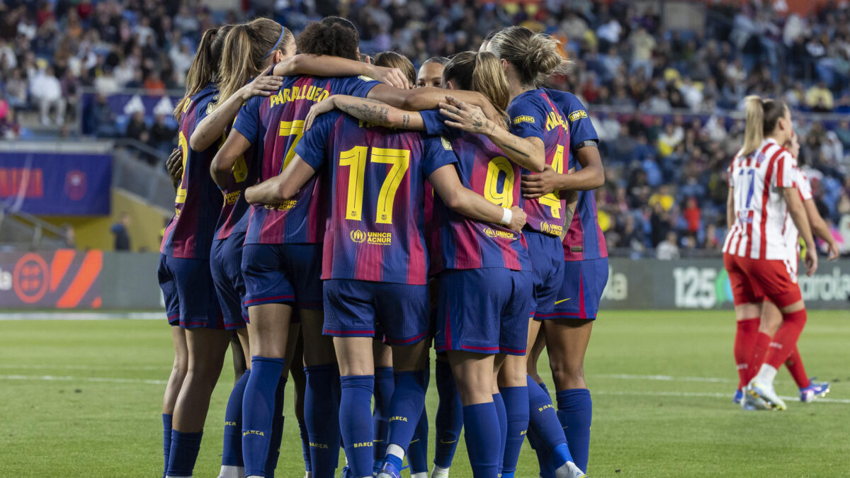 LAS PALMAS DE GRAN CANARIA, 16/05/2026.- Las jugadoras del FC Barcelona celebran el tercer gol ante el Atlético de Madrid, durante la final de la Copa de la Reina de fútbol que disputan FC Barcelona y Atlético de Madrid, este sábado en el estadio de Gran Canaria. EFE/ Quique Curbelo