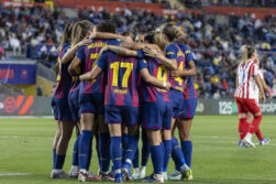 LAS PALMAS DE GRAN CANARIA, 16/05/2026.- Las jugadoras del FC Barcelona celebran el tercer gol ante el Atlético de Madrid, durante la final de la Copa de la Reina de fútbol que disputan FC Barcelona y Atlético de Madrid, este sábado en el estadio de Gran Canaria. EFE/ Quique Curbelo