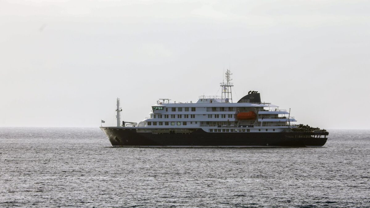 Praia (Cape Verde), 04/05/2026.- Dutch cruise ship MV Hondius is anchored off the coast of the city of Praia on the island of Santiago, Cape Verde, 04 May 2026, after three people died onboard from an acute respiratory syndrome. The World Health Organization (WHO) reported one confirmed case and five additional suspected cases of hantavirus infection on the vessel sailing in the Atlantic Ocean. Three of those affected have died and one is currently in intensive care in South Africa. (Cabo Verde, Sudáfrica) EFE/EPA/ELTON MONTEIRO