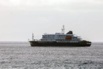Praia (Cape Verde), 04/05/2026.- Dutch cruise ship MV Hondius is anchored off the coast of the city of Praia on the island of Santiago, Cape Verde, 04 May 2026, after three people died onboard from an acute respiratory syndrome. The World Health Organization (WHO) reported one confirmed case and five additional suspected cases of hantavirus infection on the vessel sailing in the Atlantic Ocean. Three of those affected have died and one is currently in intensive care in South Africa. (Cabo Verde, Sudáfrica) EFE/EPA/ELTON MONTEIRO